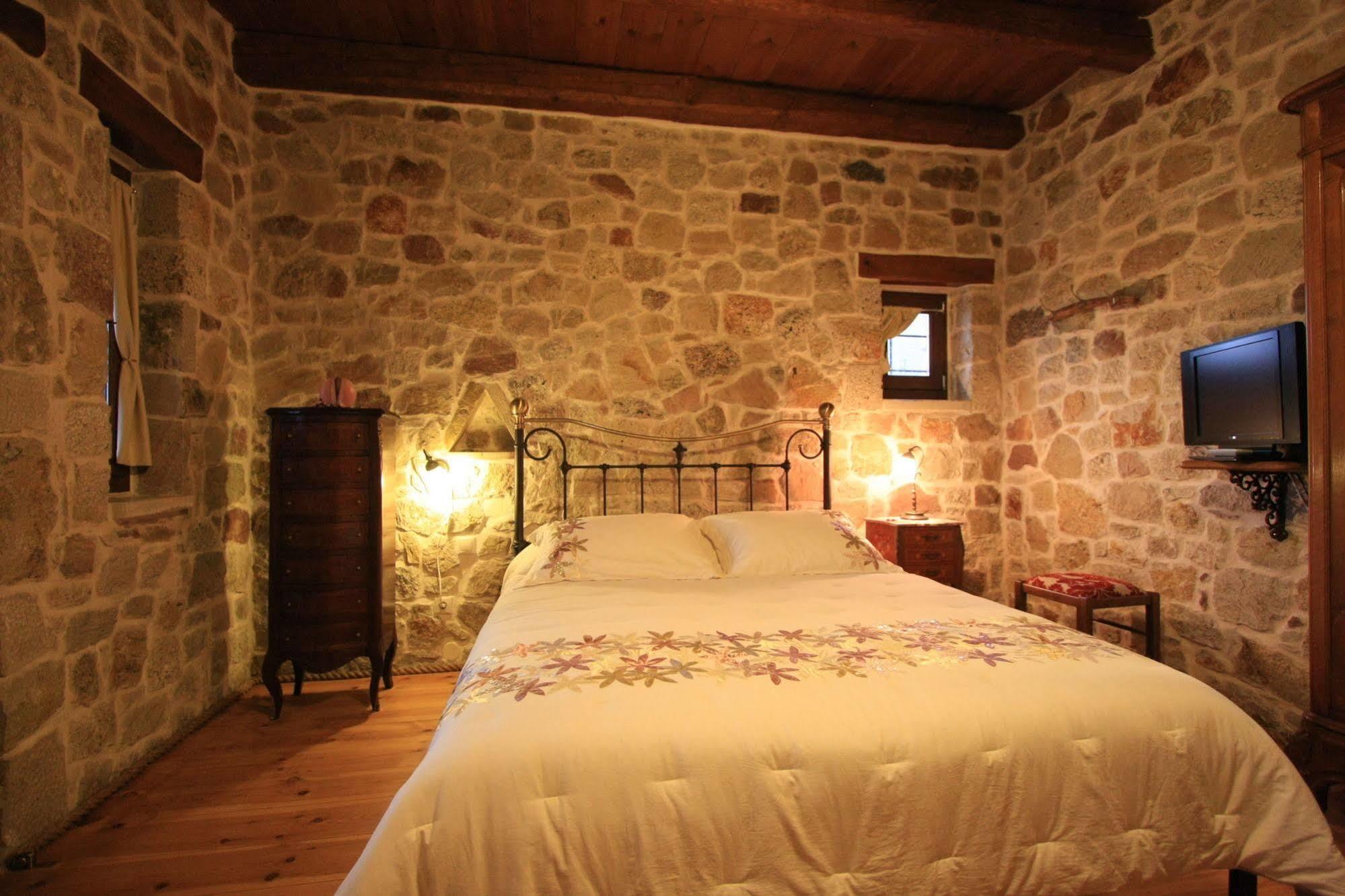 Lithos Traditional *